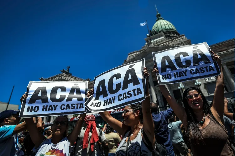 Argentina: manifestantes seguram cartazes em frente ao Congresso Nacional durante uma greve nacional contra as políticas do presidente Javier Milei  (Marcelo Endelli/Getty Images)