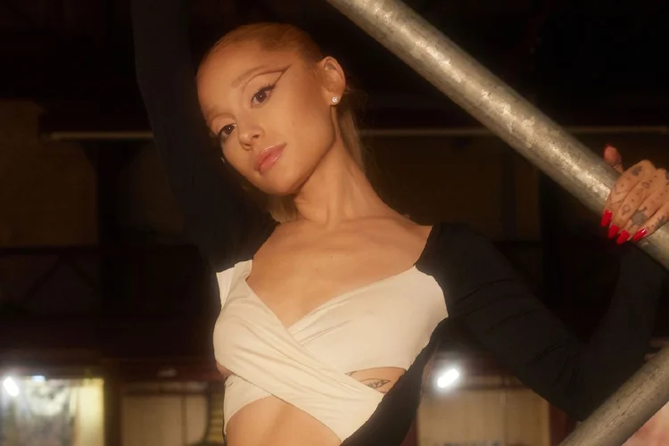 Ariana Grande: cantora lançou o single “Yes, And?" (Youtube/Reprodução)