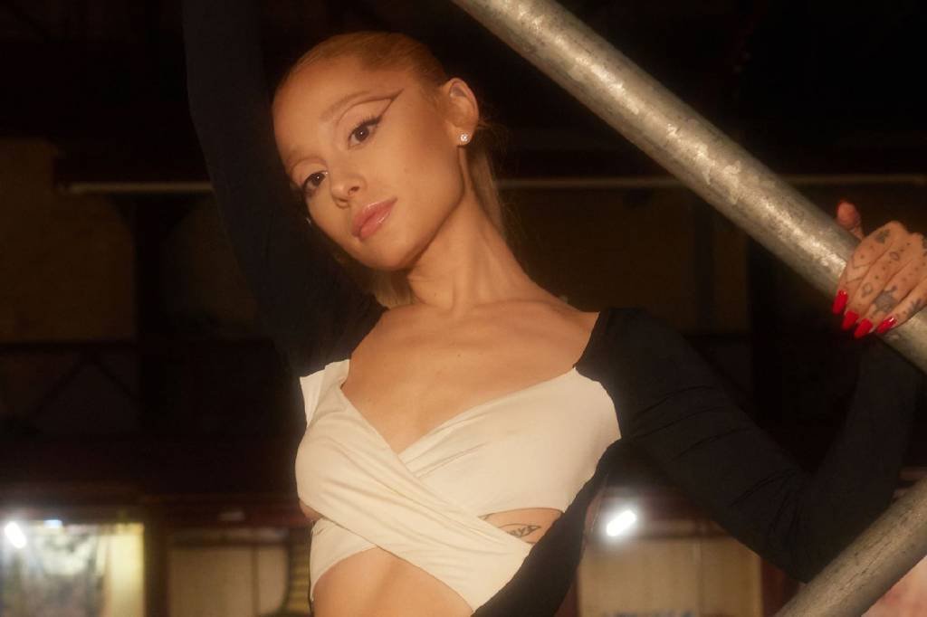 De volta ao universo musical, Ariana Grande lança o single “Yes, And?" em homenagem a "Vogue"