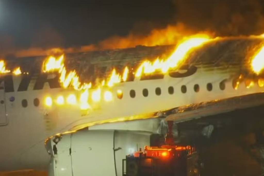 Acidente no Japão: avião de passageiros estava liberado para pousar, diz empresa aérea