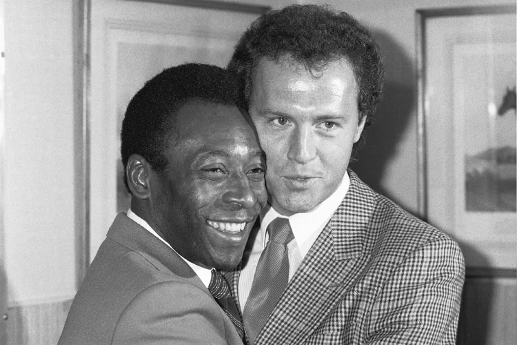 Franz Beckenbauer ao lado de Pelé, na época em que jogaram no New York Cosmos, nos Estados Unidos (Bettmann /Getty Images)