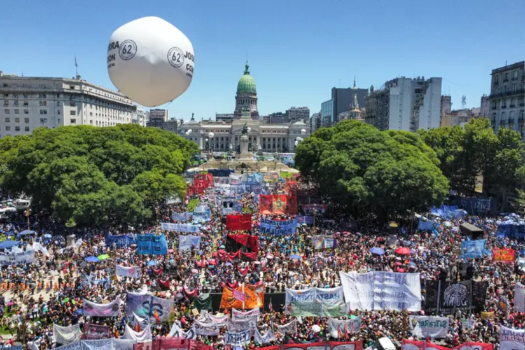 Argentina: Manifestantes seguram cartazes em frente ao Congresso Nacional durante uma greve nacional contra as políticas do presidente Javier Milei  (Luciano Gonzalez/Getty Images)