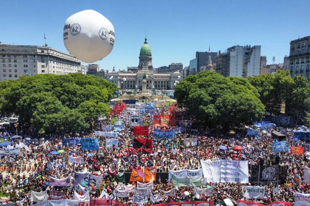 Greve de sindicatos argentinos pressiona Milei enquanto Congresso resiste a aprovar 'lei ônibus'