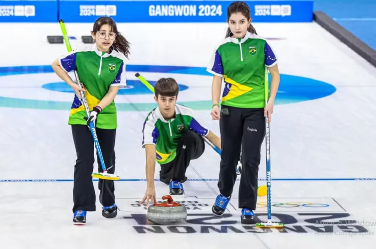 O quarteto misto formado por Pedro Ribeiro (14 anos), Rafaela Ladeira (17 anos), Julia Gentile (15 anos) e Guilherme Melo (15 anos) venceu a Alemanha por 6 a 4 (Wander Roberto / IOC/Reprodução)