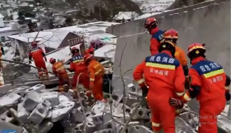 O colapso ocorreu às 5h51 de domingo (hora local) no condado de Zhenxiong, nordeste de Yunnan (Vídeo/Reprodução)