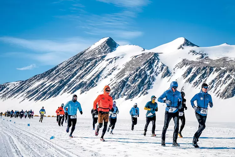 Competidores da maratona nas Montanhas Ellsworth: preparação, concentração e sorte em condições inóspitas (Rodolfo Soto/Divulgação)