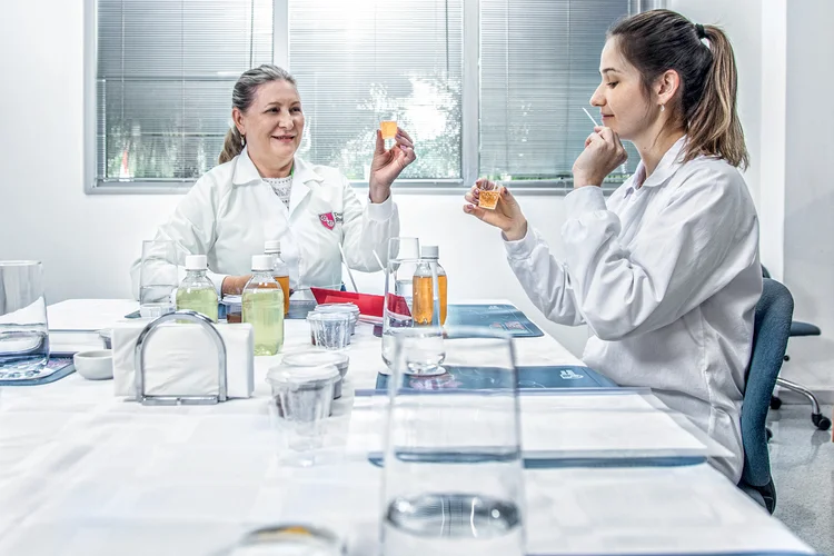 Iselde Kelbert, aromista sênior, e  Ana Cláudia Tezza, aromista trainee: na Duas Rodas, gerações de aromistas criam os sabores de vários produtos que comemos (Leandro Fonseca/Exame)