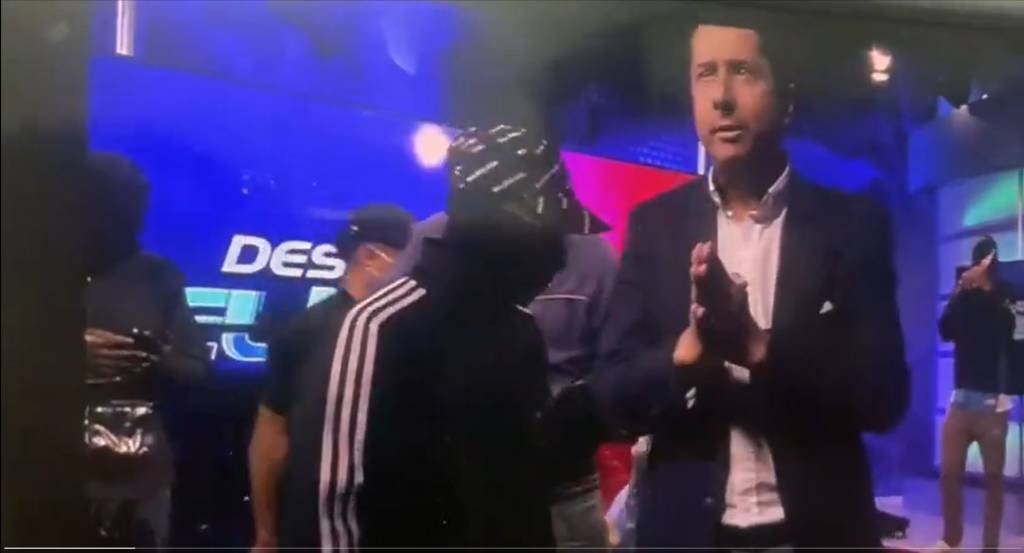 Homens armados invadem programa ao vivo em TV no Equador