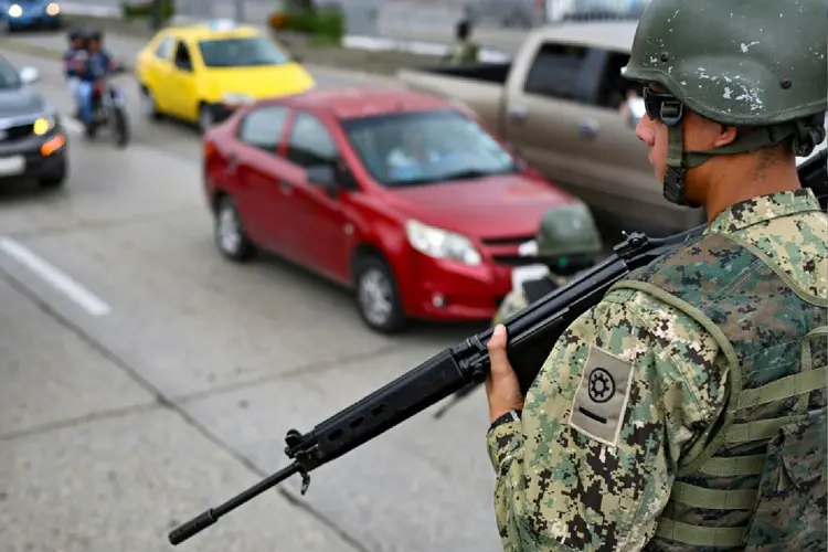 Soldado monta guarda em um posto de controle durante uma operação conjunta entre a Polícia Nacional do Equador (AFP Photo)