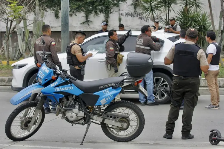 Equador: país vive sob uma elevada onde violência com a guerra entre o presidente Noboa e traficantes (AFP Photo)