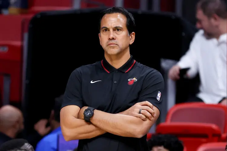 Erik Spoelstra, técnico do Miami Heat, assina o maior contrato de um treinador da história da NBA (Megan Briggs/Getty Images)