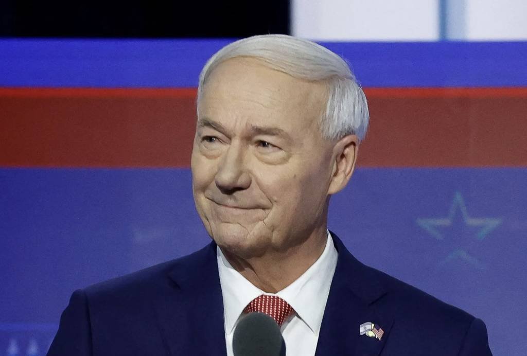 Eleições nos EUA: Asa Hutchinson desiste da corrida e reduz competição contra Trump