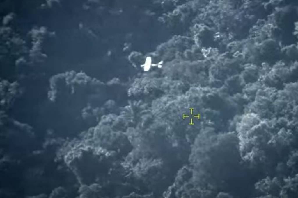 FAB intercepta aeronave suspeita após pouso em Roraima; veja o vídeo