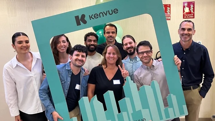 Funcionários da Kenvue fazendo parte da campanha do primeiro programa de estágio da companhia (Kenvue /Divulgação)