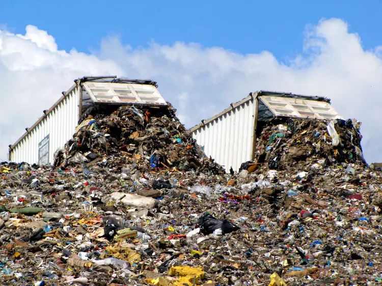 Lixo: Em 2020, o custo com o tratamento de resíduos foi estimado em R$ 1,8 trilhão (Getty Images/Getty Images)