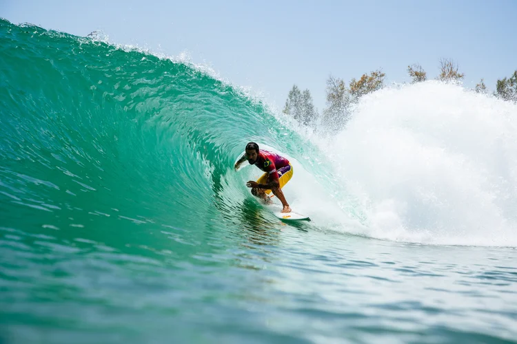 Um levantamento da revista Almasurf apontou que 150.000 moradores da capital paulistana pegam onda.  (Tony Heff/World Surf League/Getty Images)