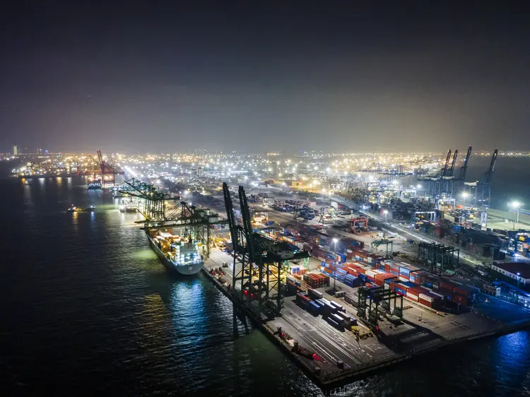 Vista do porto de Tianjin, na China, à noite (Getty Images/Getty Images)