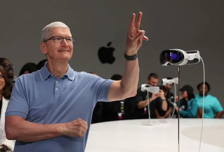 Tim Cook, presidente da Apple: ação dispara após integração de IA em plataformas  (Justin Sullivan/Getty Images)