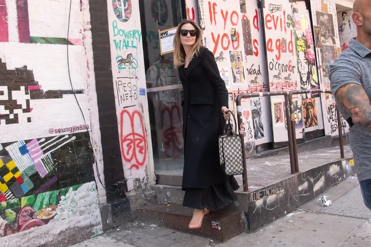 Angelina Jolie em frente ao Atelier Jolie, em Nova York. (MEGA/GC Images/Getty Images)