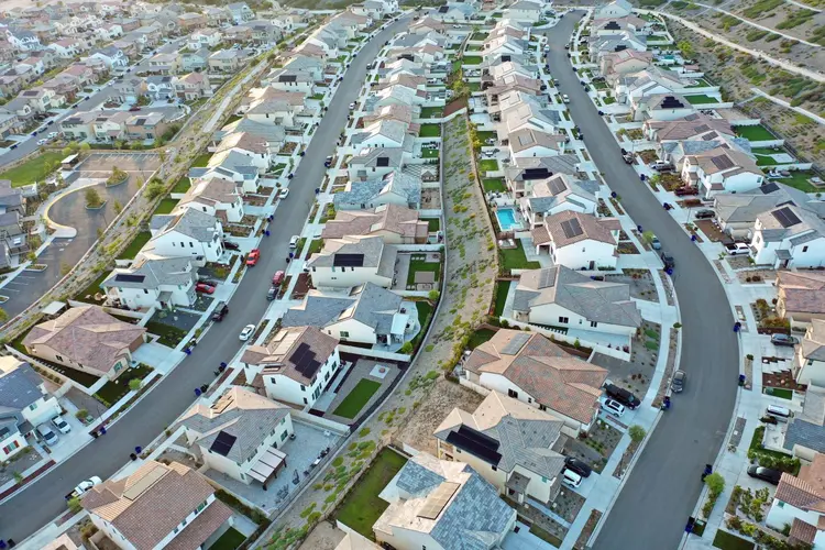 Vista aérea de casas em Santa Clarita, Califórnia: entenda como fica a partilha de terreno herdado (Mario Tama/Getty Images)