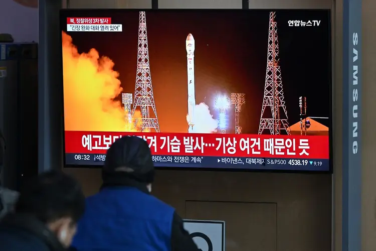 O líder norte-coreano, Kim Jong Un, pediu a expansão da produção de lançadores de mísseis em preparação para um “confronto militar” com a Coreia do Sul (JUNG YEON-JE/Getty Images)