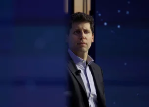 Worldcoin, criptomoeda ligada a Sam Altman, cai mais de 80% e zera ganhos desde estreia