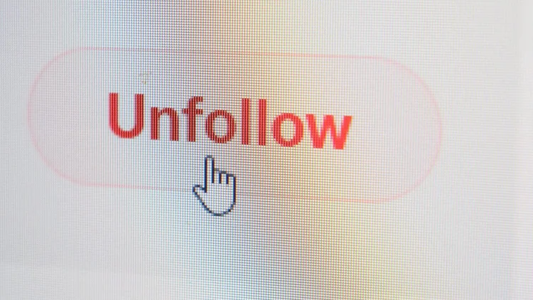 "Unfollow": a palavra significa deixar de seguir alguém, em inglês (Getty Images/Getty Images)