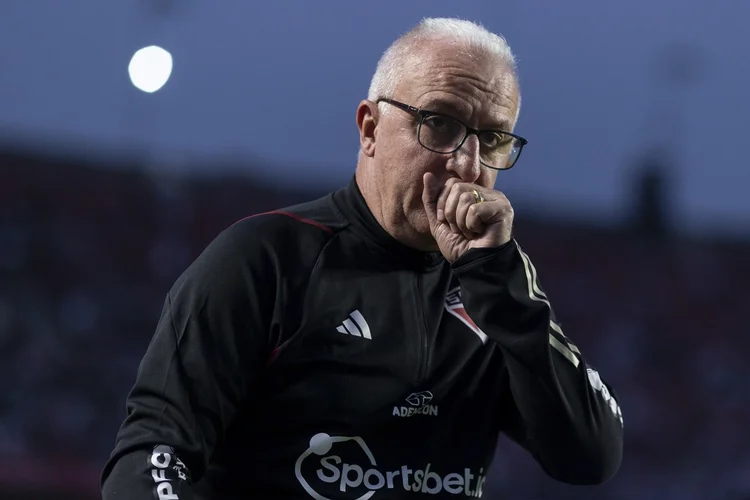 Dorival Junior: técnico tem contrato até o fim do ano com o clube, mas rumores indicam que ele aceitaria a proposta, caso formalizada (Marco Galvão/Getty Images)