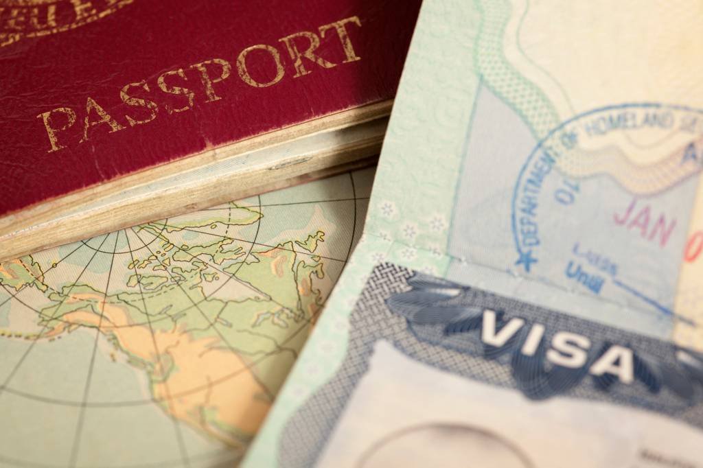 Entenda por que o Brasil voltará a exigir vistos de cidadãos da Austrália, Canadá e EUA neste ano