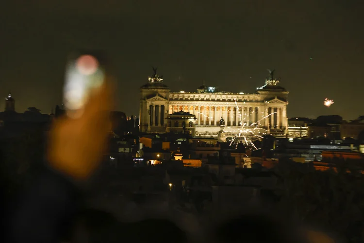 Roma: cidade proíbe uso de fogos de artifício, mas mesmo assim, cidadãos descumprem acordo ( Riccardo De Luca/Anadolu/Getty Images)