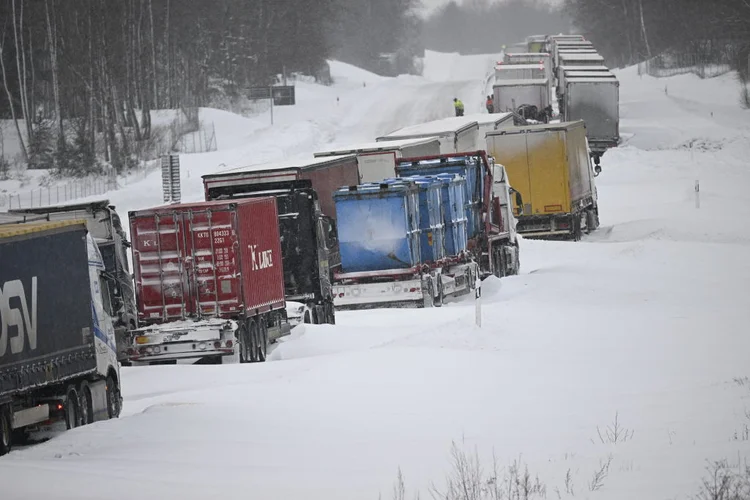 Caminhões presos em estrada em Linderöd no sul da Suécia no dia 4 de janeiro - Crédito: JOHAN NILSSON/TT/TT NEWS AGENCY/AFP via Getty Images (JOHAN NILSSON/TT/TT NEWS AGENCY/AFP via Getty Images/Getty Images)