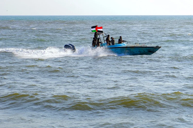 TOPSHOT - Members of the Yemeni Coast Guard affiliated with the Houthi group patrol the sea as demonstrators march through the Red Sea port city of Hodeida in solidarity with the people of Gaza on January 4, 2024, amid the ongoing battles between Israel and the militant Hamas group in Gaza. (Photo by AFP) (Photo by -/AFP via Getty Images) (Getty Images/Reprodução)