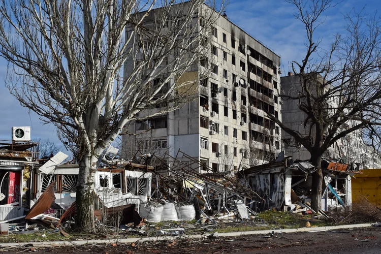 ista de prédios de apartamentos e lojas que foram danificados pelo bombardeio russo em Orikhiv (Getty Images)