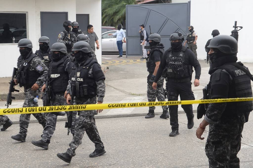 Guarda Costeira equatoriana combate traficantes em Guayaquil