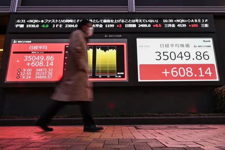 Bolsa de Tóquio: painel mostra pontuação do Nikkei 225 acima de 3.500 pontos pela primeira vez em 34 anos (RICHARD A. BROOKS/Afp/AFP /AFP)