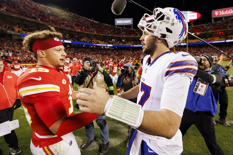 Para ver Patrick Mahomes, dos Chiefs, ou Josh Allen, dos Bills, torcedor terá que abrir a carteira (Ryan Kang/Getty Images)