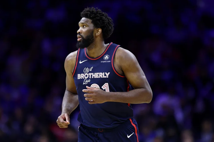 Embiid, que caminha para seu segundo prêmio consecutivo de MVP, tornou-se o nono jogador da história a marcar pelo menos 70 pontos em um jogo da NBA (Tim Nwachukwu/Getty Images)