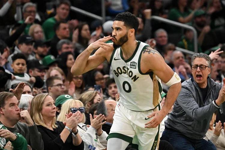 Celtics levou um susto no começo do segundo tempo, porém fecharam o marcador em 129 a 124 (Brian Fluharty/Getty Images)