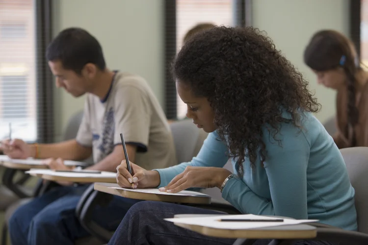 Diferente dos anos anteriores, o Sisu deste ano terá apenas uma etapa de inscrição, que valerá para cursos com início no primeiro ou no segundo semestre de 2024 (Divulgação: Commercial Eye/Getty Images)