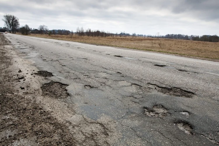 Buracos em via: entidade detectou 2.648 ocorrências graves na malha rodoviária do país (5xinc /Getty Images)