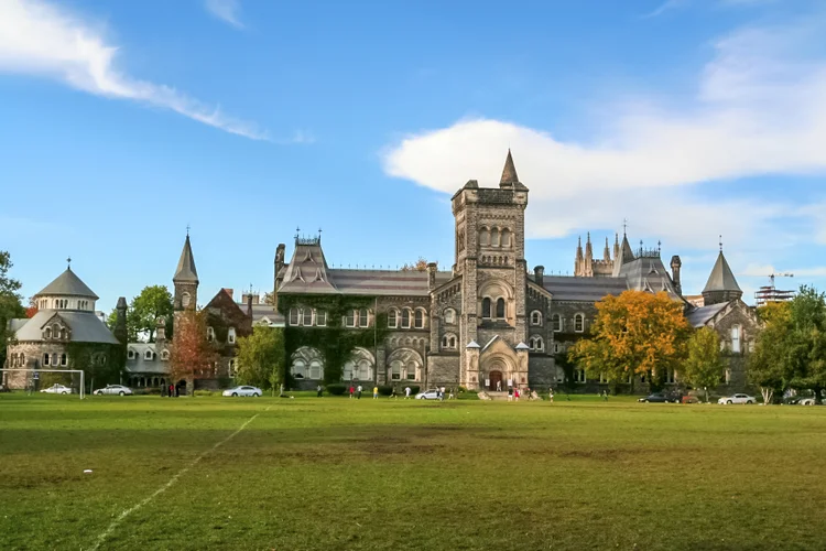 Universidade de Toronto. Governo canadense limita permissão para estudantes estrangeiros em cursos de longa duração (Divulgação: Spondylolithesis/Getty Images)