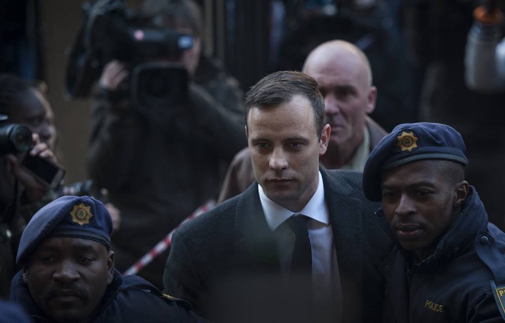 Condenado por matar namorada, Oscar Pistorius deixa a prisão e é posto em liberdade condicional