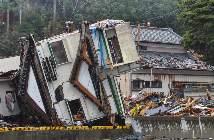 O terremoto de magnitude 7,5 que abalou a prefeitura de Ishikawa, na ilha principal de Honshu, desencadeou ondas de tsunami com mais de 1 metro de altura, provocou um grande incêndio e destruiu estradas (Divulgação: MasaoTaira/Getty Images)