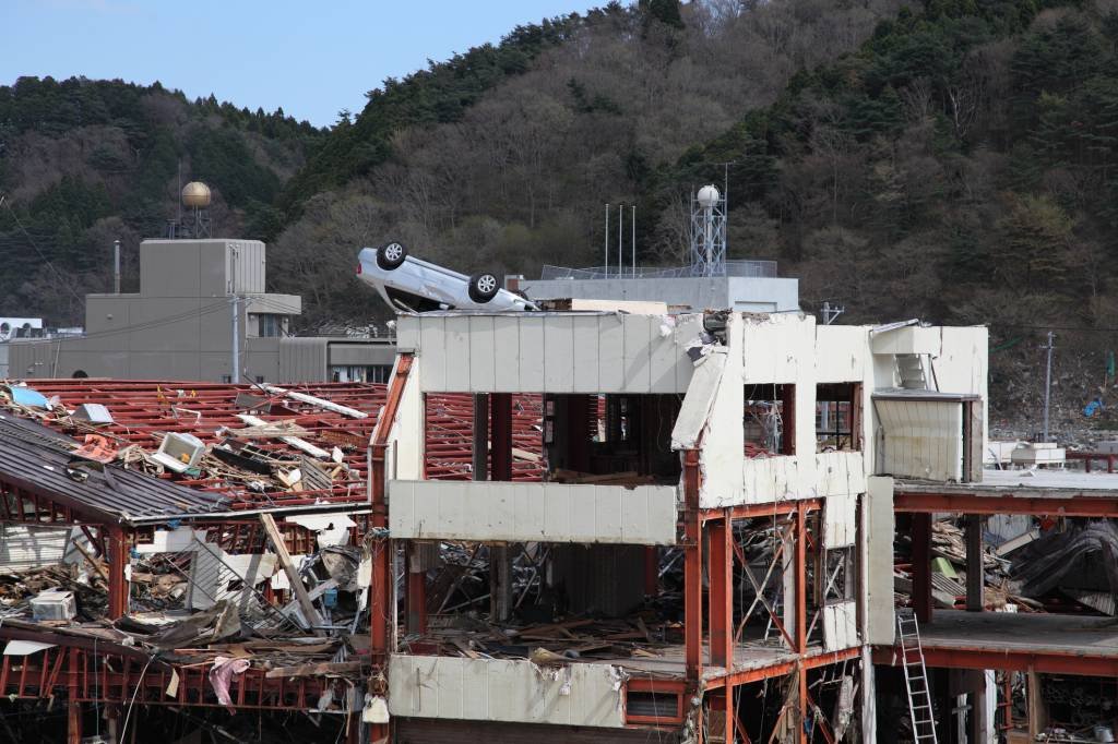 Japão tem longas filas por água e comida após terremoto devastador