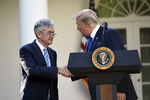 Trump descarta tirar Powell do comando do Fed, mas mantém críticas à política monetária