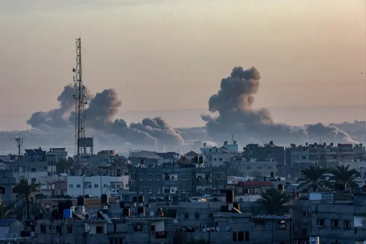 Bombardeios israelenses em Khan Yunis, no sul da Faixa de Gaza (AFP Photo)
