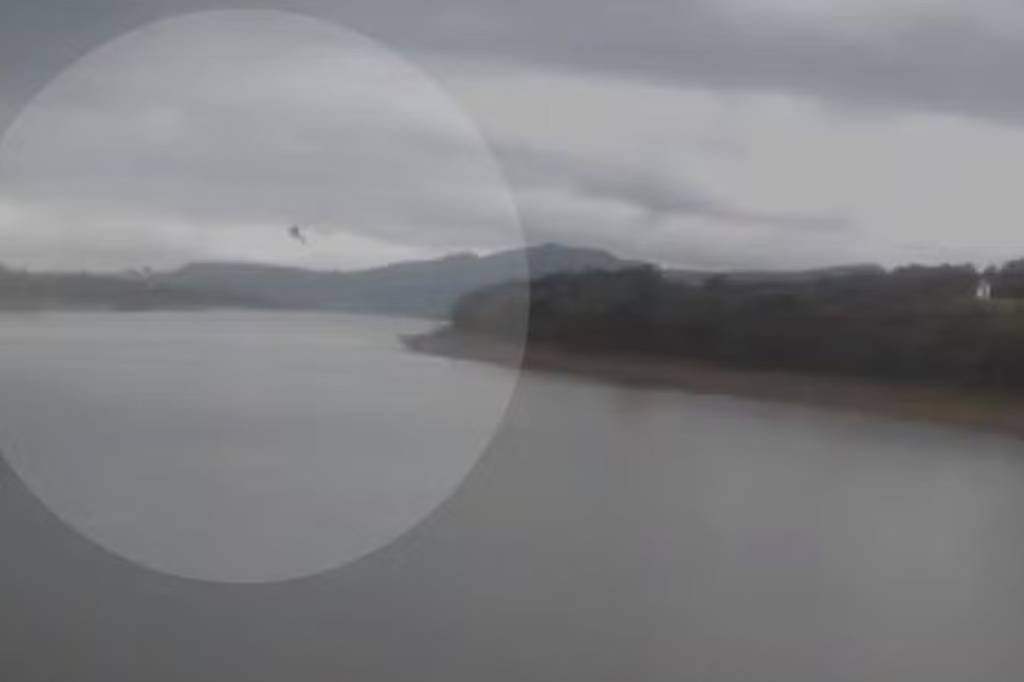 Helicóptero cai em lago e deixa uma pessoa morta em Capitólio, no interior de Minas