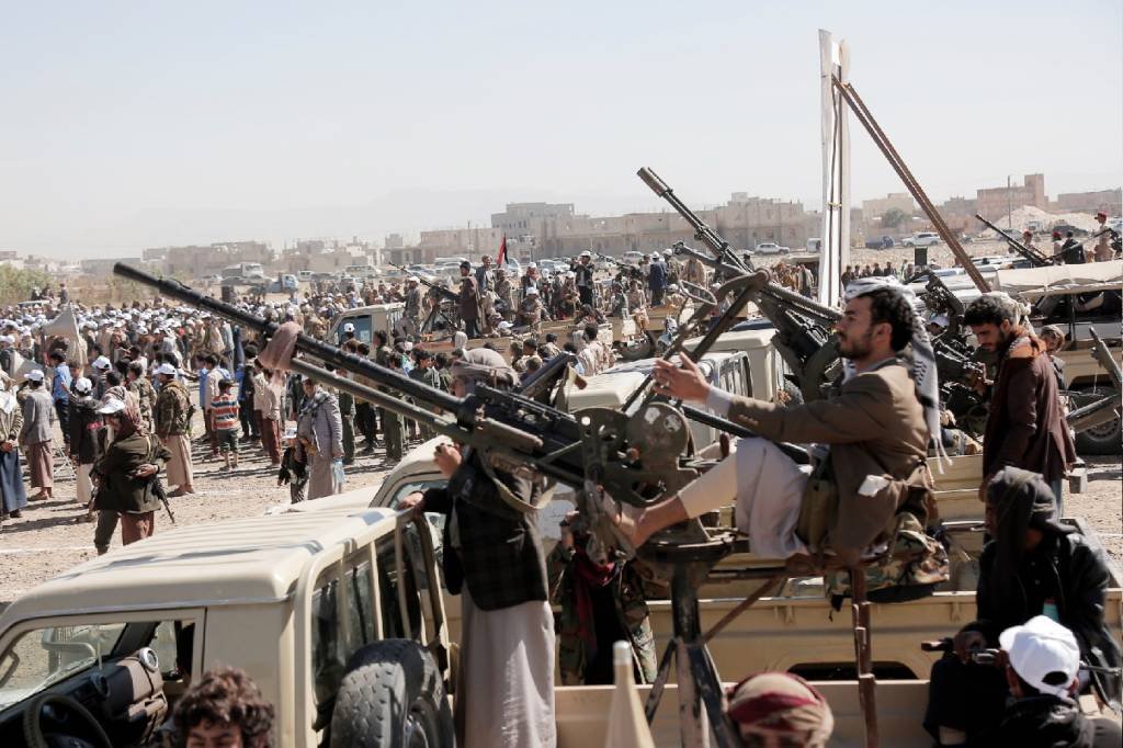 Míssil disparado por Houthis contra navio dos EUA é derrubado na costa do Iêmen