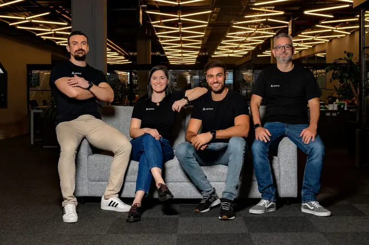 Bruno Ukoski, Veridiana Cavalheiro, Ricardo Karam e Juliano Murlick, da Agidesk: startup criada no Rio Grande do Sul em 2019 recebe segundo aporte (Diego Larré/Divulgação)