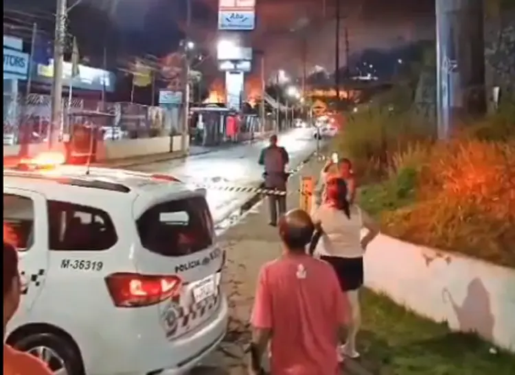 Incêndio em Galpão: a explosão provocou desespero nas pessoas que acompanhavam a cena, conforme mostram as imagens (Twitter/Reprodução)